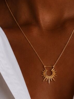 New! Gold Sunburst Pendant Necklace NWOT 4022